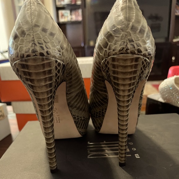 New Pelle Moda high heels pump size 5.5. Snake pattern. - Picture 3 of 9